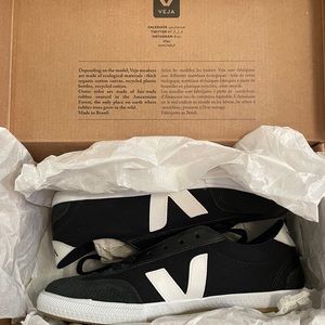 NWT never-worn Veja Volley Canvas Black sneaker